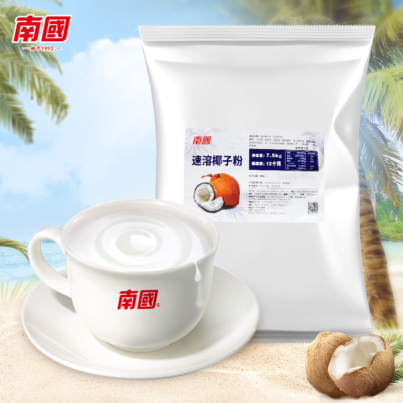 Một người bạn uống cà phê trong một túi sữa dừa nguyên chất từ phía Nam.
