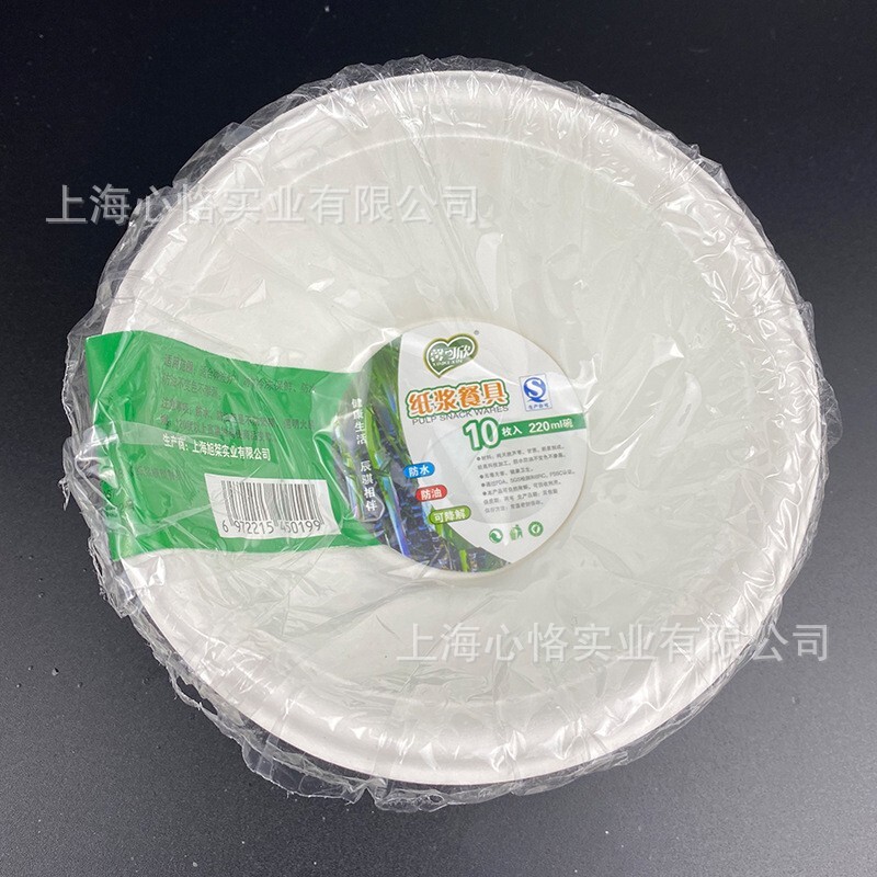 Một đĩa giấy một lần, một bát thức ăn thị trường với một cái bánh kem dày, một tô nướng hình chữ nhật.