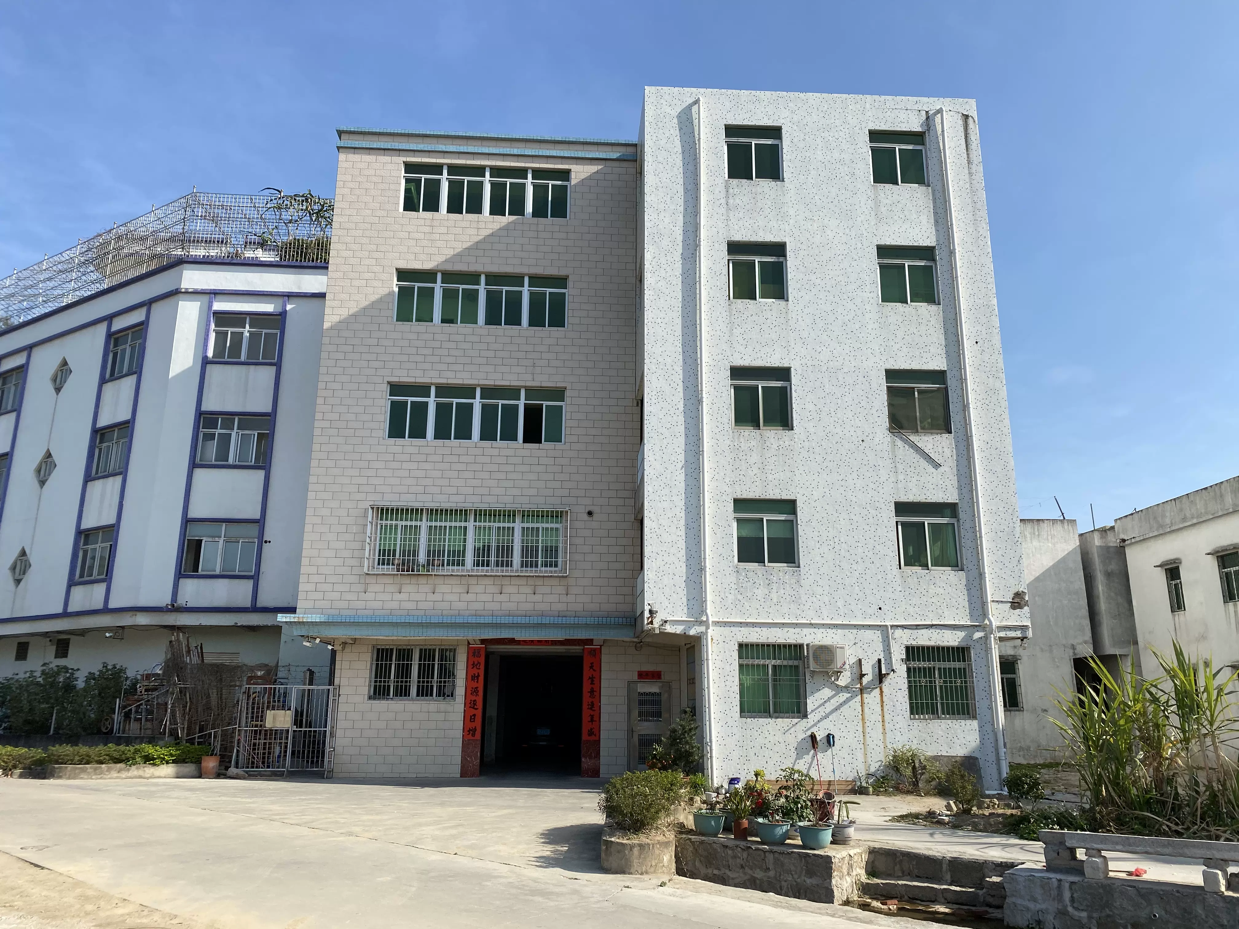 A food factory under the Dragon Lake district of Zhui Hsiang