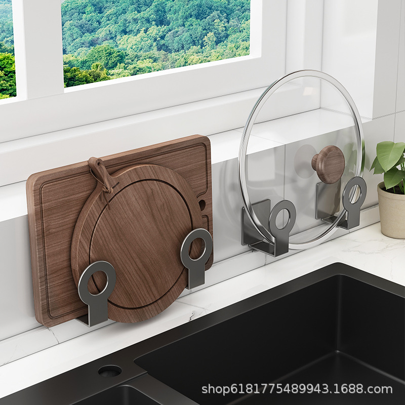 Một cái nắp ngăn nước với một cái đĩa trong nhà bếp có tường bao quanh, nơi bạn sẽ lấy cái bảng hình trụ.
