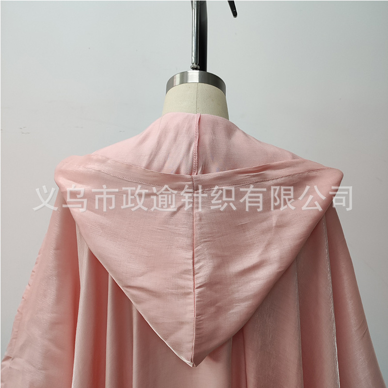 Nhà máy này thích nghi với việc phụ nữ Hồi giáo mặc áo choàng và mũ hở hang của Trung Đông để cầu nguyện cho áo choàng của ông Abaya.
