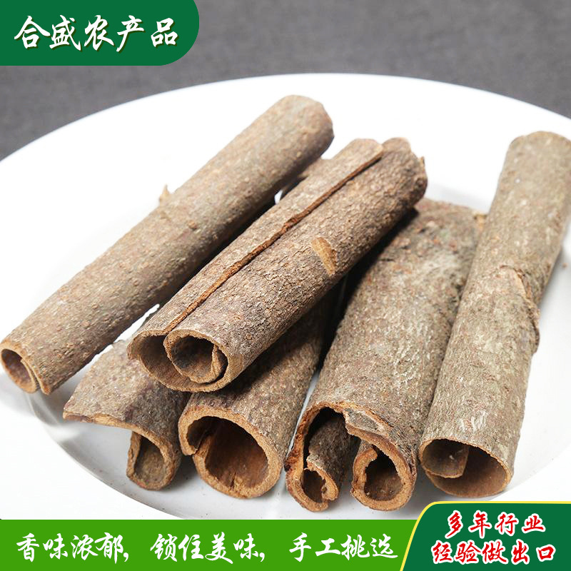 quế, quế, quế, quế, quế với nước sốt bếp.
