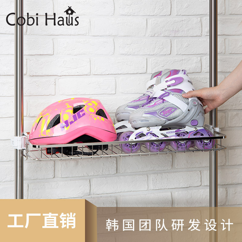 Nhà bếp của nhà vệ sinh khách ở phía trên mái nhà, và phòng khách được bao phủ bởi thép không gỉ và các kệ có thể đông lạnh.