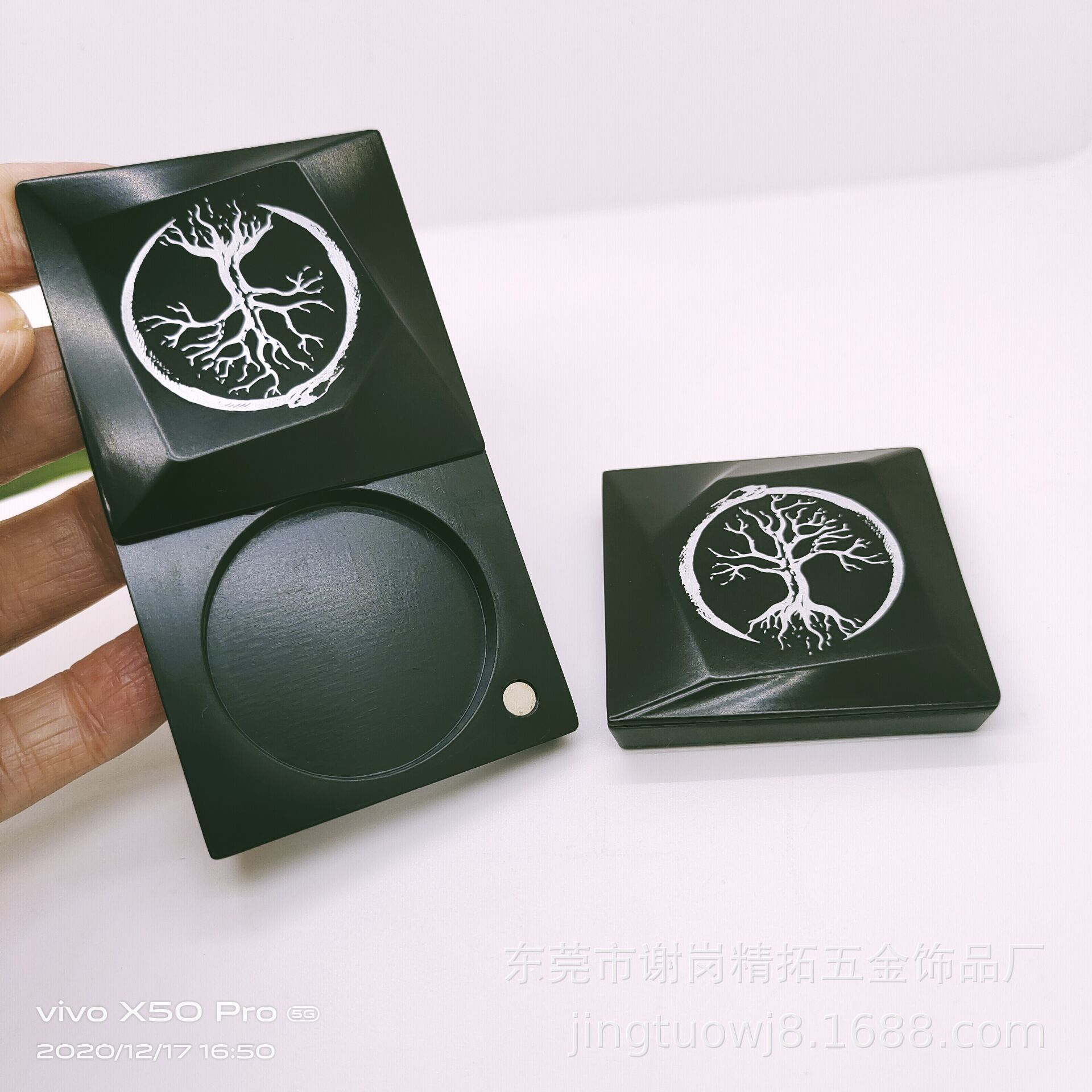 The manufacturer customised the zinc alloy plaster box, the man's solid perfume plaster box, the make-up box, the cheeks.