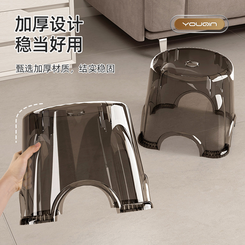 Một cái ghế nhựa nhỏ với một cái ghế nhỏ và một cái ghế nhỏ trong phòng khách có thể được xếp chồng bằng một cái bồn trà cho ghế trẻ em.