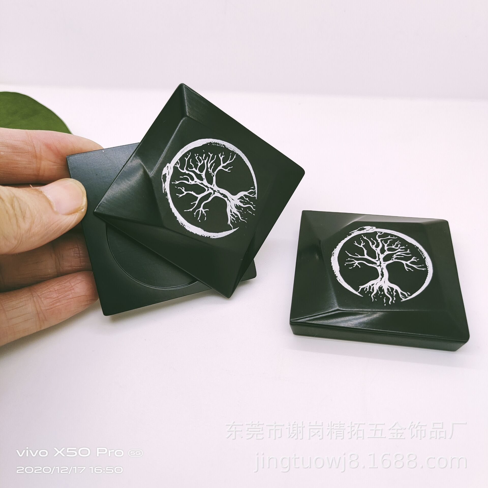 The manufacturer customised the zinc alloy plaster box, the man's solid perfume plaster box, the make-up box, the cheeks.