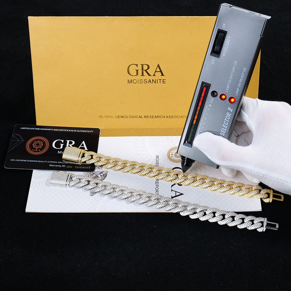 The American-Cuban bracelet is full of mossan stones, and the S925 silver bracelets, hip-hop street jewelry, are being sold across the border.