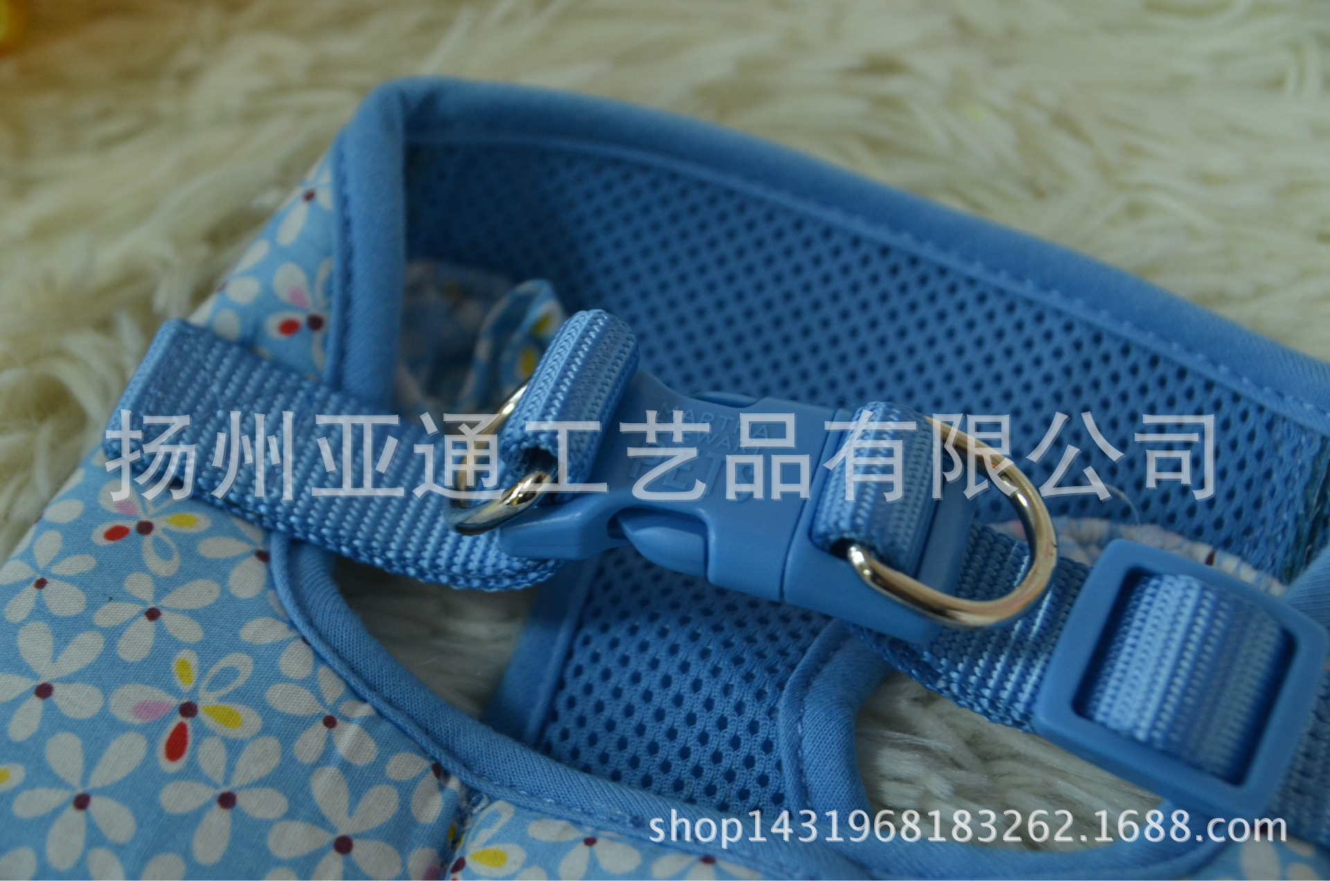 Quần áo cho chó kéo dây thừng, dây chó nối với búp bê cho chó.