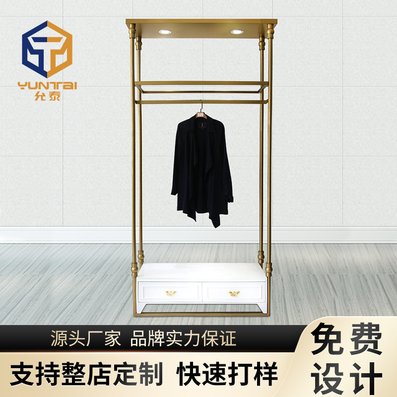 The clothing store displays a Chinese-Island shelf, a light-loved steel shelf against the wall to show the distribution of the frame.