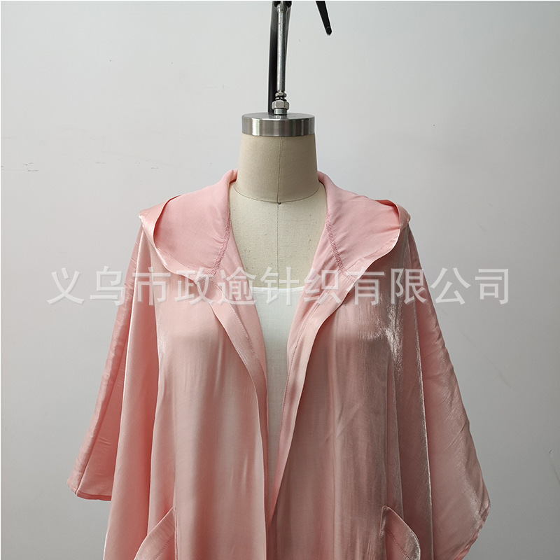 Nhà máy này thích nghi với việc phụ nữ Hồi giáo mặc áo choàng và mũ hở hang của Trung Đông để cầu nguyện cho áo choàng của ông Abaya.