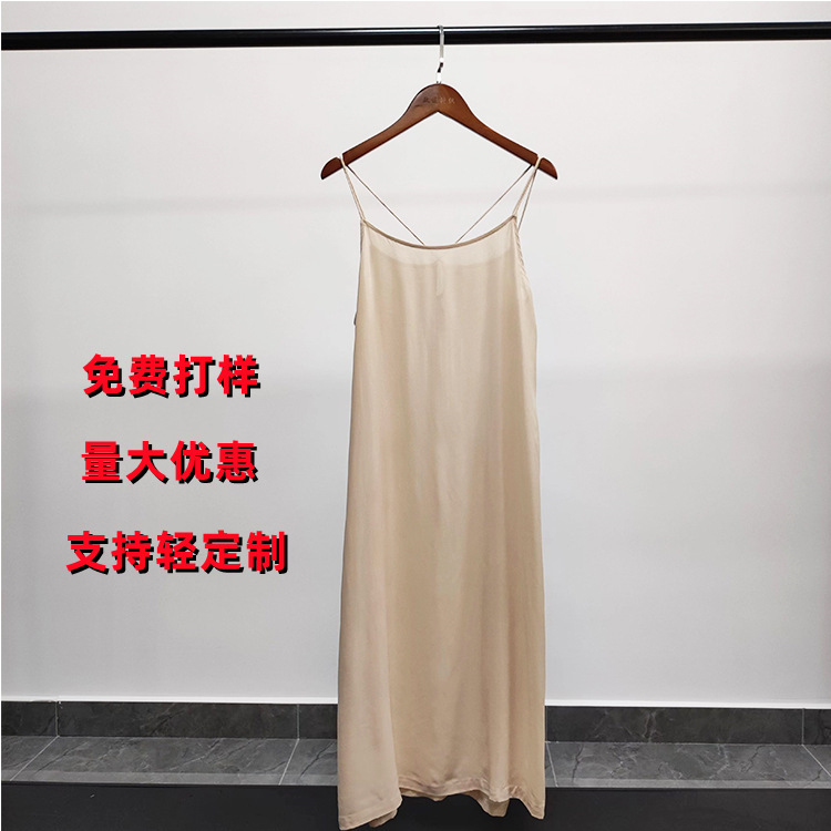 Nhà máy đã chỉnh sửa váy da của người đàn ông với một chiếc váy mềm, dài, dựa trên giao dịch nước ngoài.