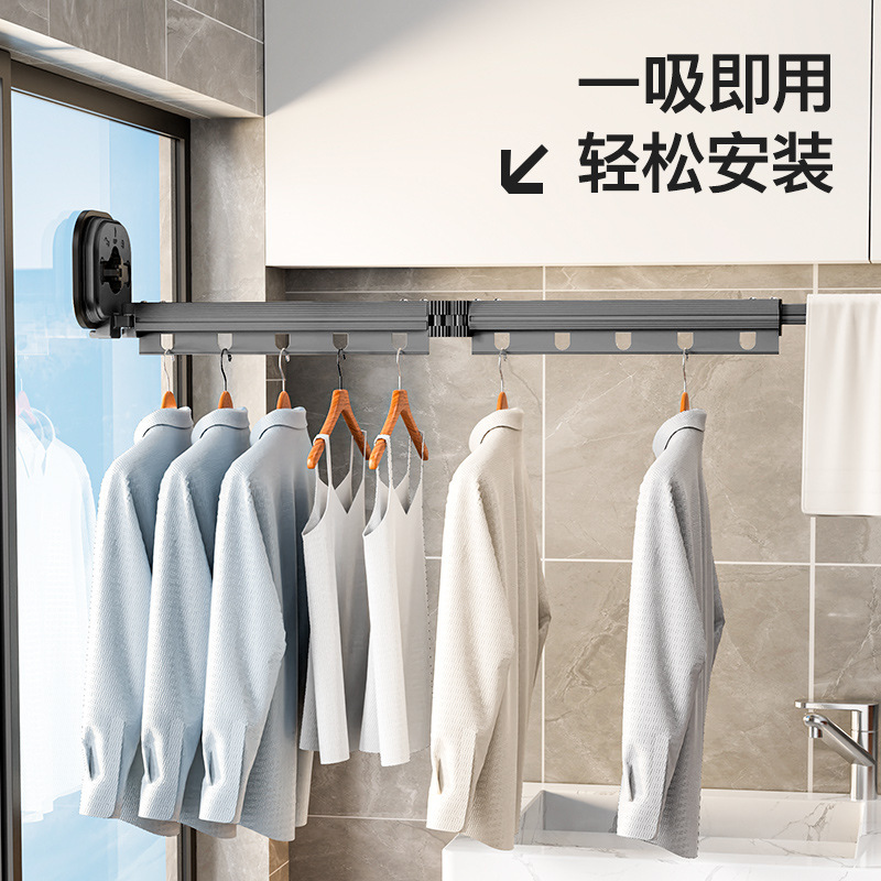 Trên ban công của nhà khách, có một cái móc treo trên tường.
