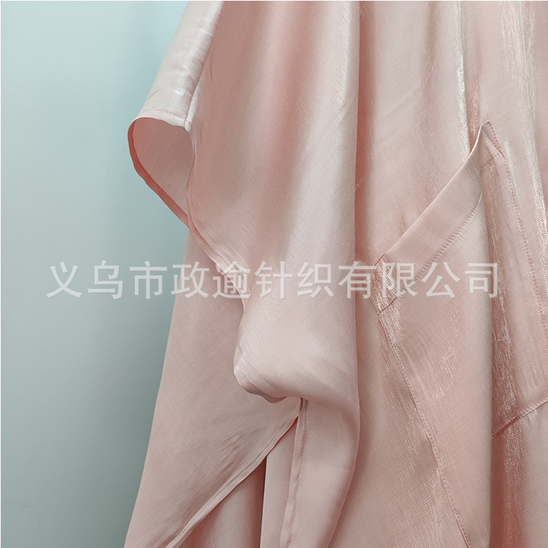 Nhà máy này thích nghi với việc phụ nữ Hồi giáo mặc áo choàng và mũ hở hang của Trung Đông để cầu nguyện cho áo choàng của ông Abaya.