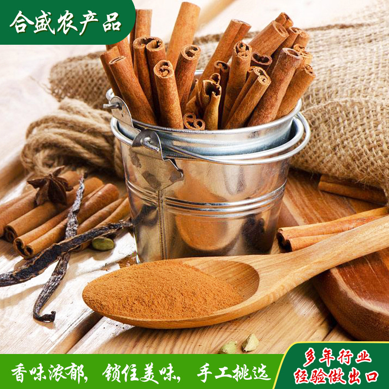 quế, quế, quế, quế, quế với nước sốt bếp.