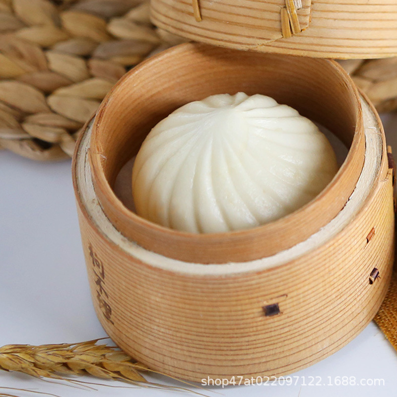 Có một cái túi đỏ nửa màu đỏ ở cửa hàng bánh ngọt.