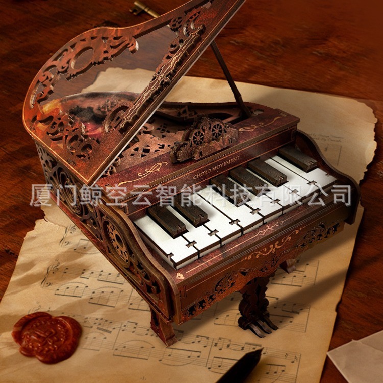 Cá voi trống rỗng đàn piano và đồ chơi điện tử kiểu con trai và con gái tặng quà sinh nhật cho một trò chơi đố.