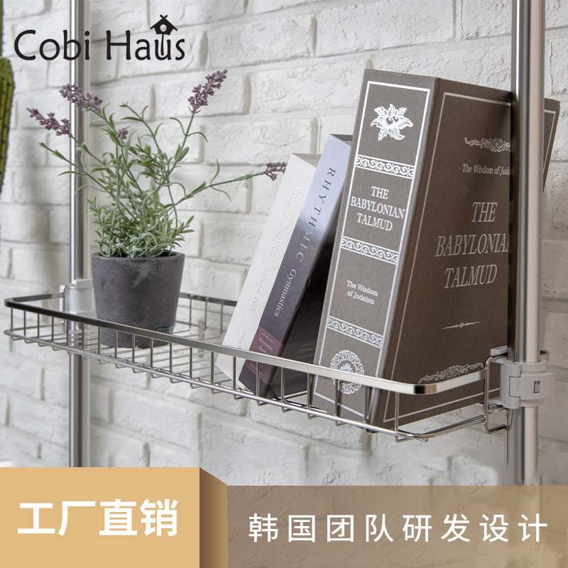 Nhà bếp của nhà vệ sinh khách ở phía trên mái nhà, và phòng khách được bao phủ bởi thép không gỉ và các kệ có thể đông lạnh.