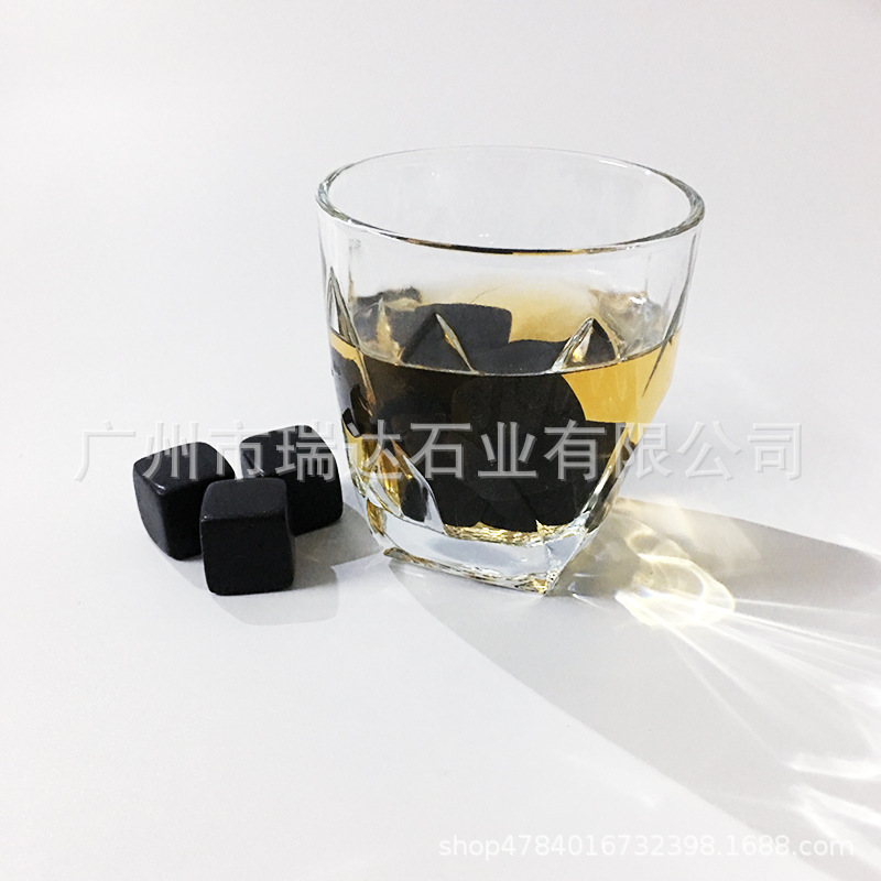 Đá tự nhiên và whiskey.