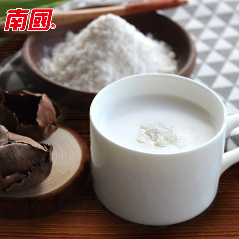 Một người bạn uống cà phê trong một túi sữa dừa nguyên chất từ phía Nam.