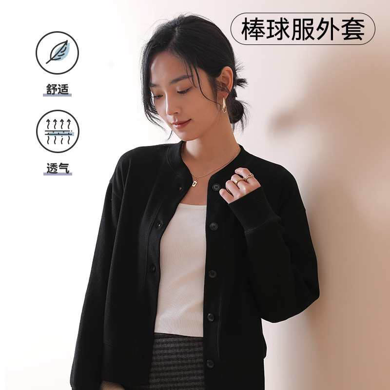 Người phụ nữ mới trong mùa xuân bông và mùa thu, cô gái mặc bộ đồ bóng chày, móng tay ngắn trên áo sơ mi và phần còn lại của ngày hôm nay.