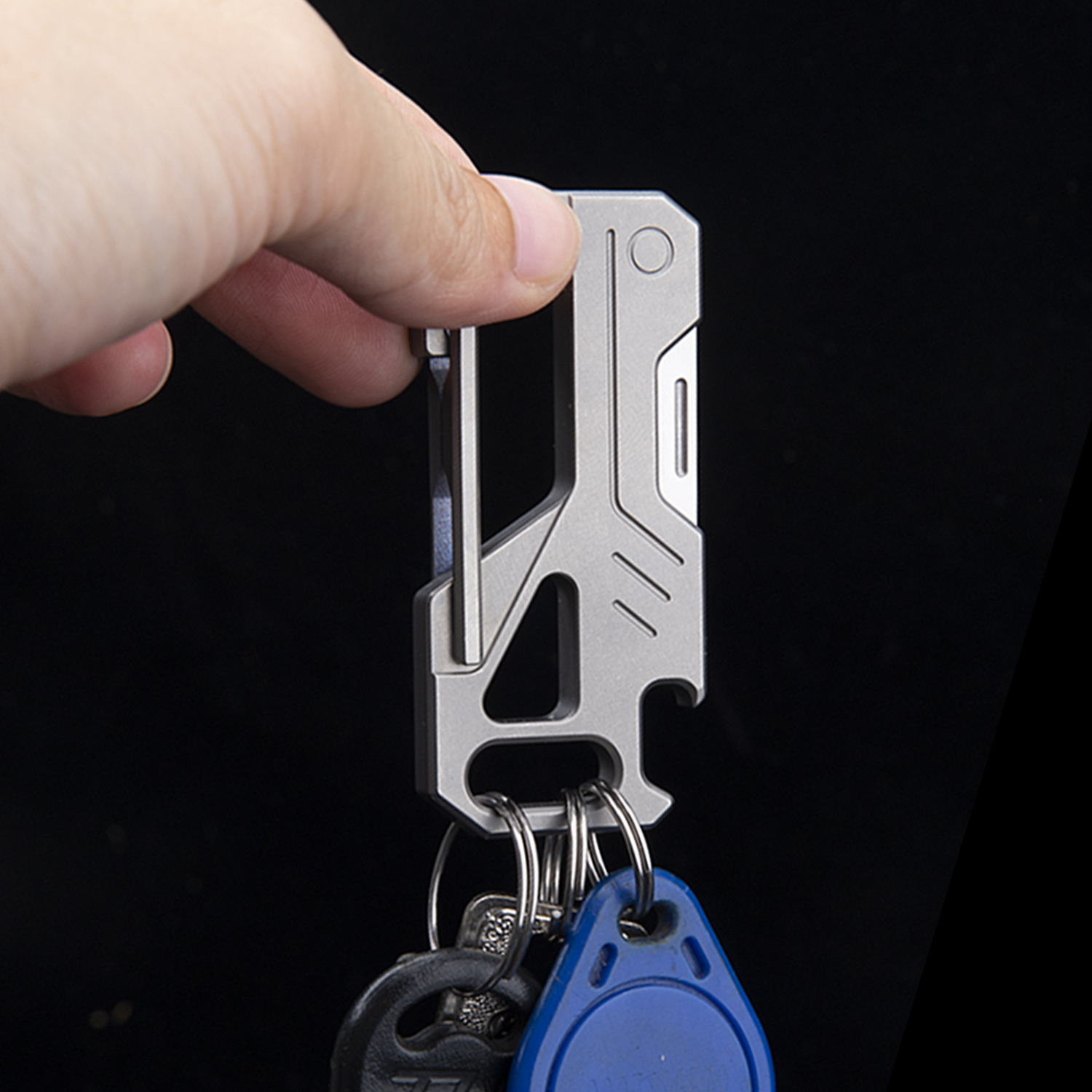 The titanium alloy key to the man's car key button with an M390 knife, and the EDC delivery knife.