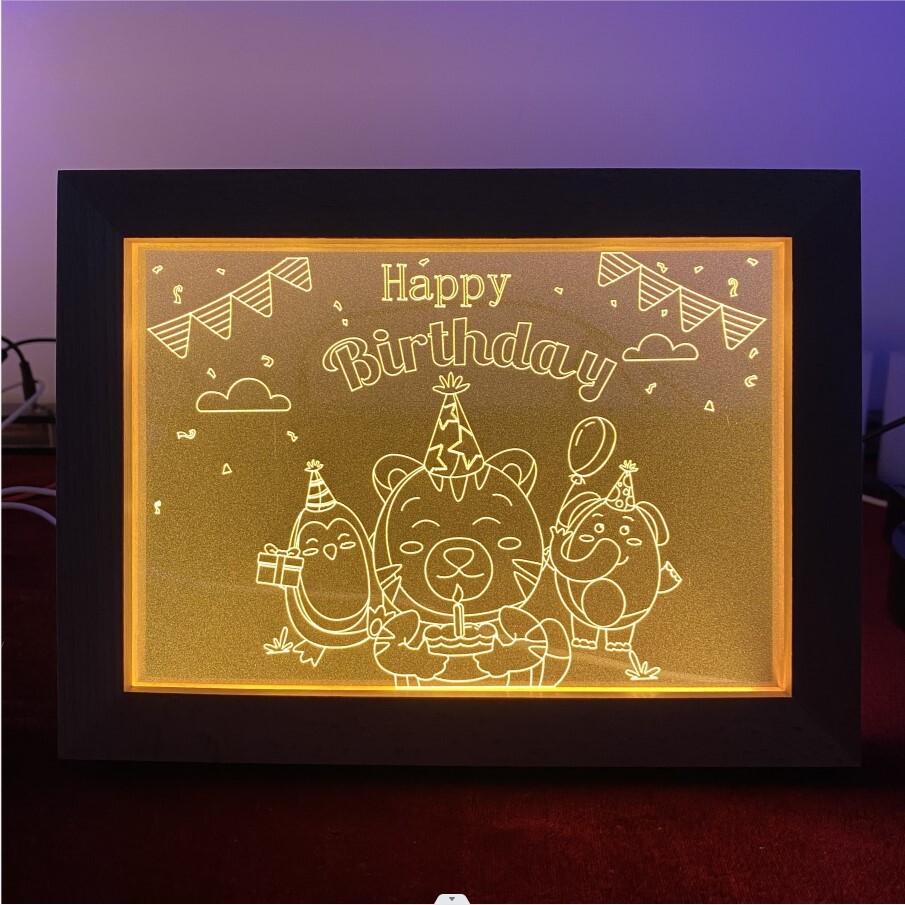 For the graduation season, the children of the DIY gift students made their own toys glowing in the frame of their own toy.