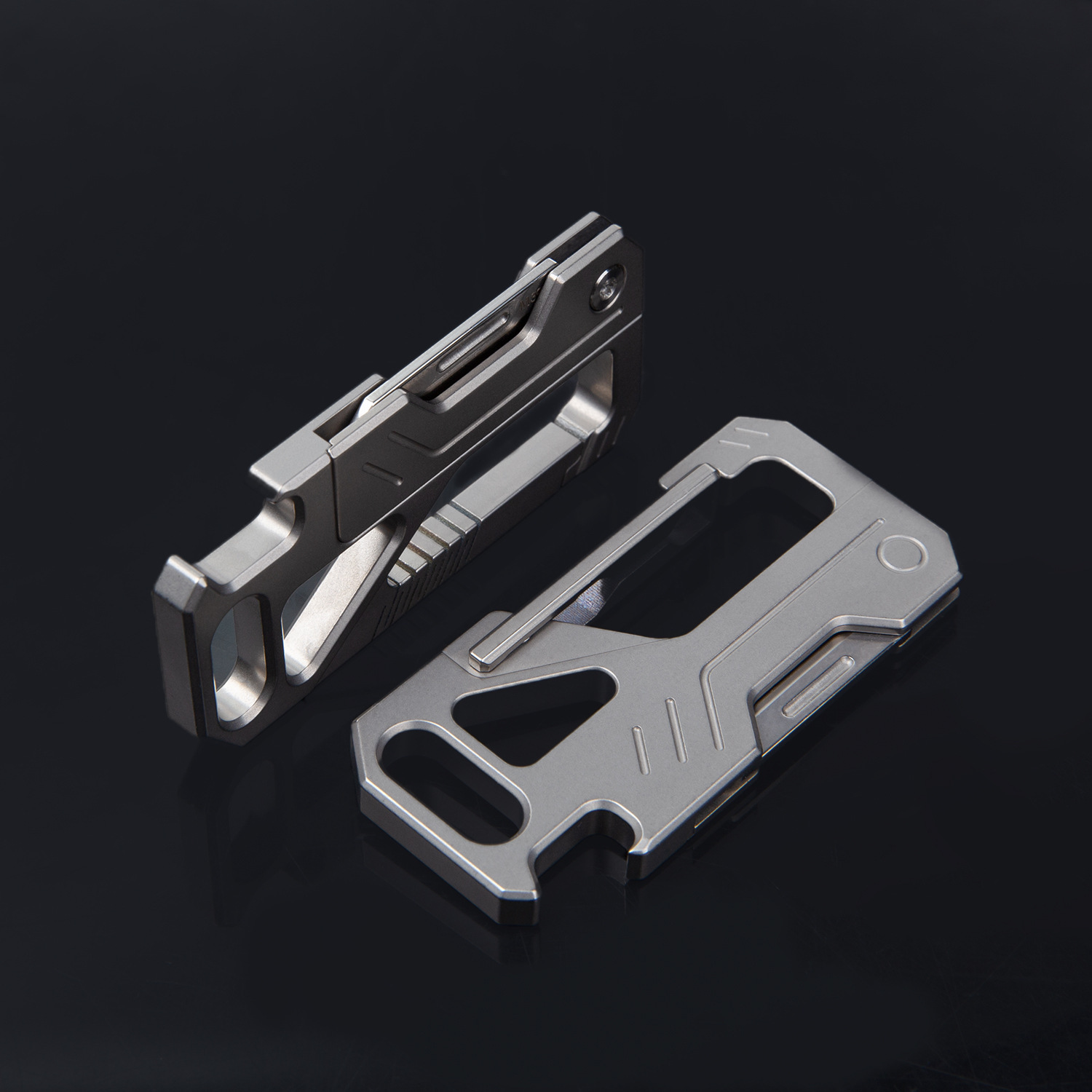 The titanium alloy key to the man's car key button with an M390 knife, and the EDC delivery knife.