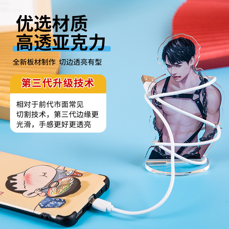 Các dòng dữ liệu bao quanh Yekli bị mắc kẹt xung quanh tập hợp các món quà làm bằng tay với hai nút chìa khóa hai mặt trong suốt.