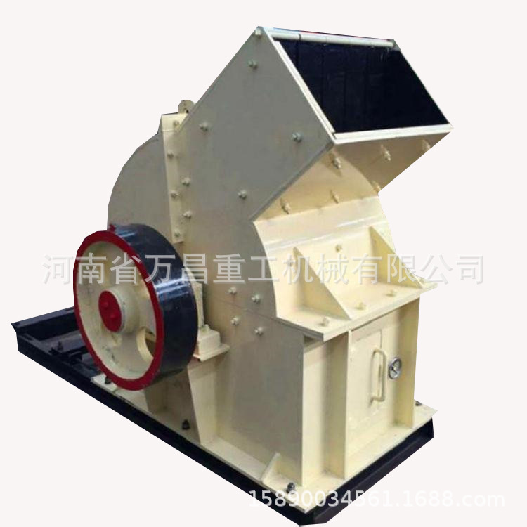 A small mobile gravel crusher with a hammer to break the concrete breaker, pebble and sand-crusher