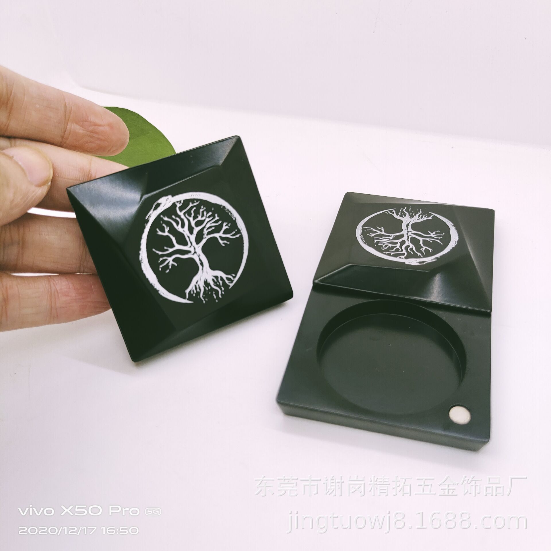 The manufacturer customised the zinc alloy plaster box, the man's solid perfume plaster box, the make-up box, the cheeks.