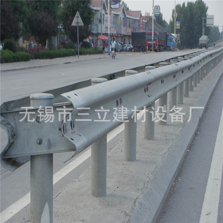 가득 차있는 자동 부호가 없는 freeway 담, 기계 및 산업 장비.