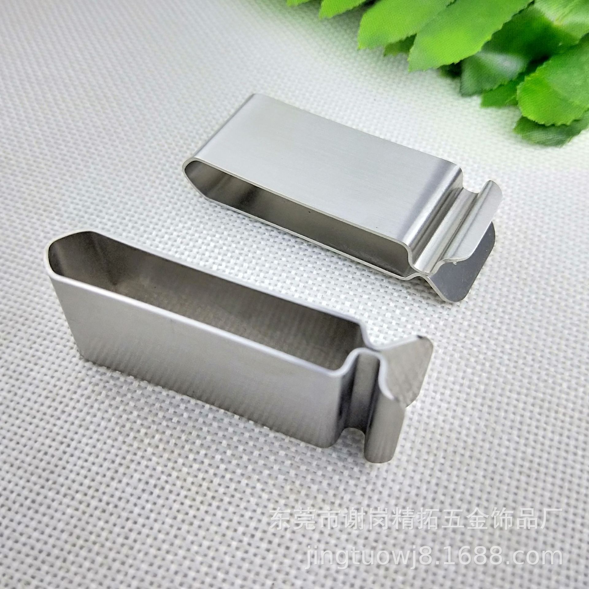 Supply of stainless steel clips, hardware rushing metal clips, strong spring steel clips, paper clips.