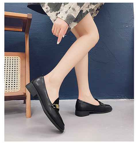 The Cartier Crocodile's 2022 British Spring fall metal buttons round a hundred laps of loft shoes and little shoes.