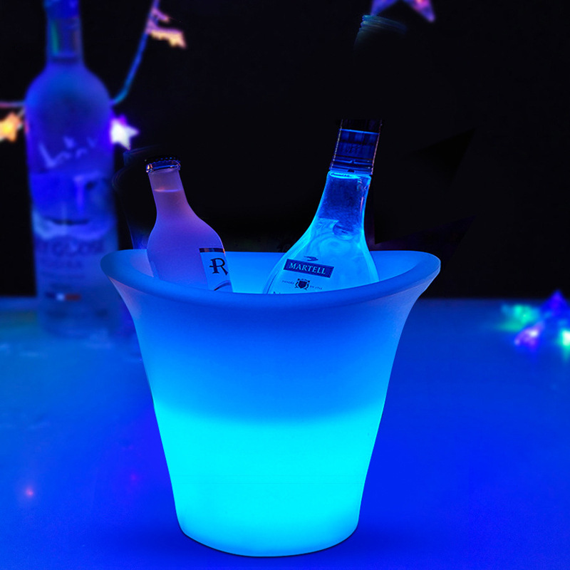 Ied seven ice-colored buckets of creative light from KTV's commercial beer keg net, red bar club.