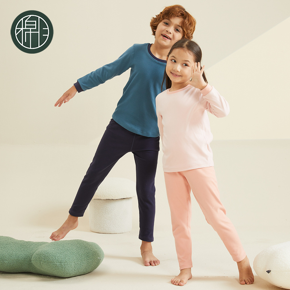 Vào mùa đông, trẻ em ăn nhung và hâm nóng đồ ngủ cho trẻ em.