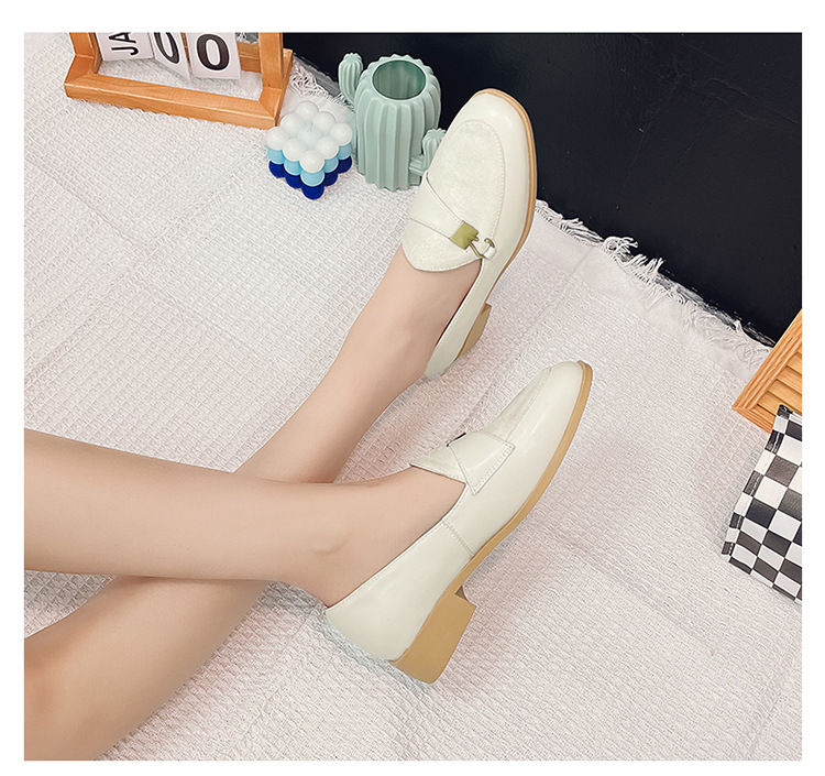 Cartier's Crocodile Girl with a single shoe flattened toe of a soybean shoe.