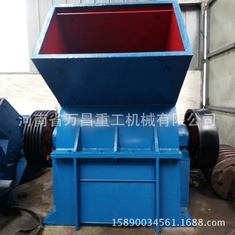 A small mobile gravel crusher with a hammer to break the concrete breaker, pebble and sand-crusher