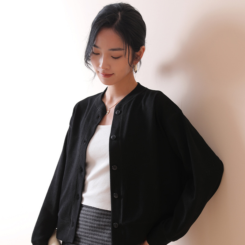 Người phụ nữ mới trong mùa xuân bông và mùa thu, cô gái mặc bộ đồ bóng chày, móng tay ngắn trên áo sơ mi và phần còn lại của ngày hôm nay.