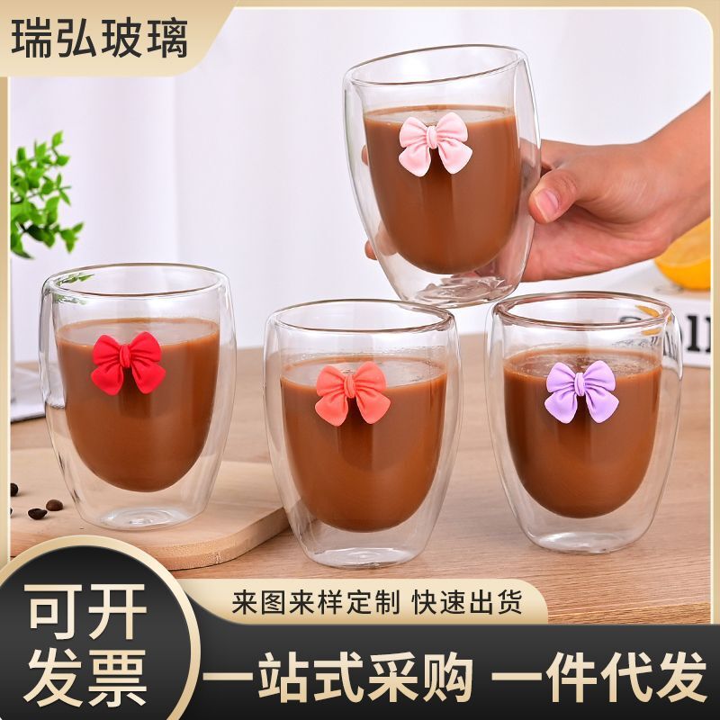 Hai tầng kính văn phòng, hai ly cà phê với trà cách nhiệt.