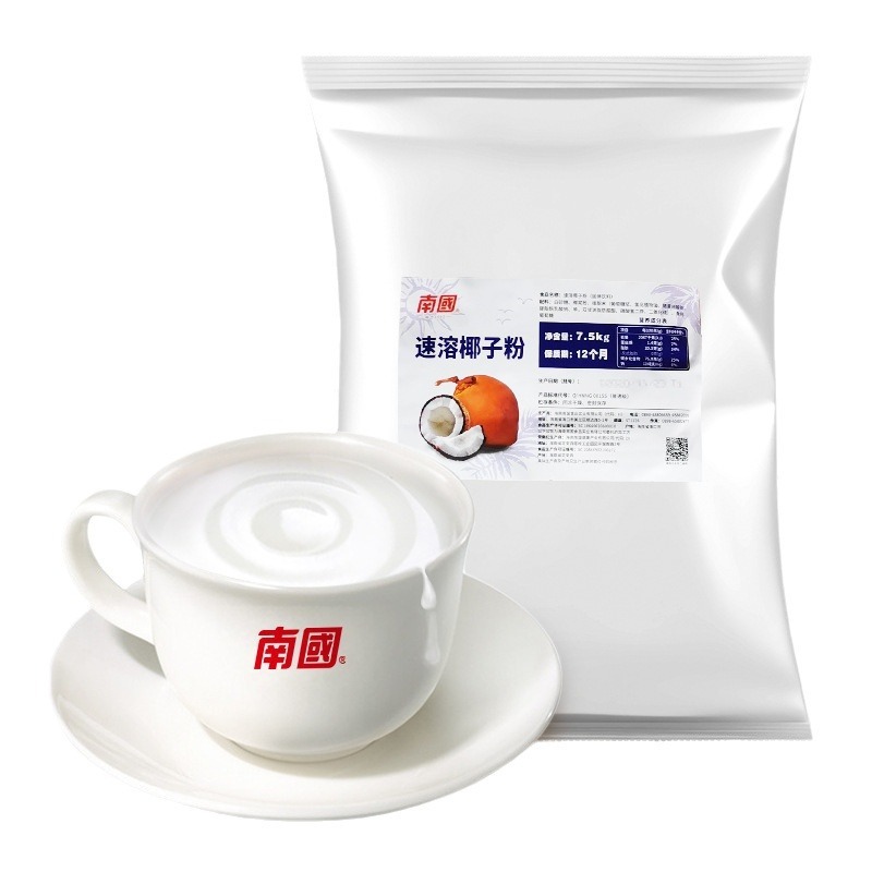 Một người bạn uống cà phê trong một túi sữa dừa nguyên chất từ phía Nam.