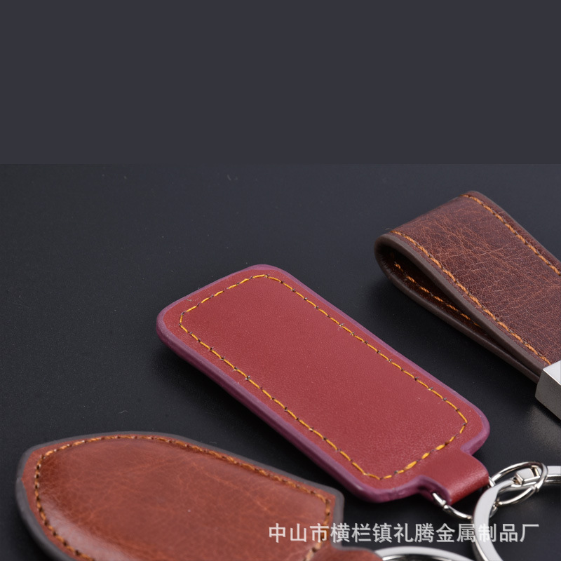 Những chiếc chìa khóa bằng kim loại được đặt theo hàng hóa, một món quà nhỏ.