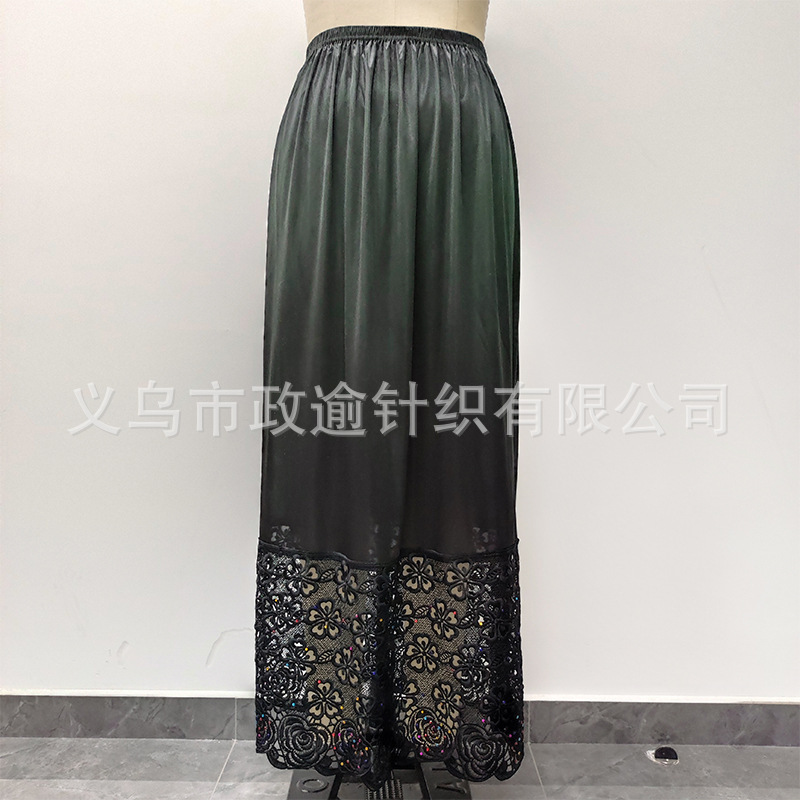 30 cm tiền bố thí của nhà máy, và một bộ váy dài của những phụ nữ Hồi giáo ở Trung Đông với một chiếc váy sữa bán tải.