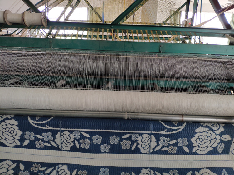 Đeo khăn trải giường cho du lịch ngoài trời và tấm chiếu chống thuỷ triều để gấp thảm bãi biển