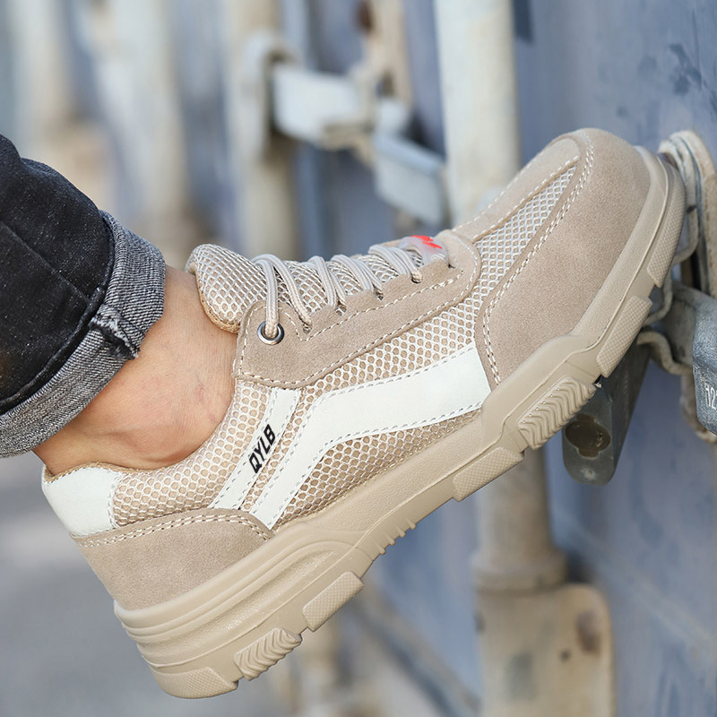 The man in the factory's wholesale steel head was shielded from piercing the insulation 10KV solid soft floor safety shoes.