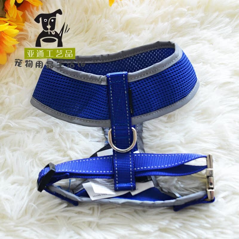 Một con thú nuôi được bán trực tiếp, một cái thắt lưng có mắt phản xạ, một cái thắt lưng, một con thú nuôi cung cấp hàng hóa.