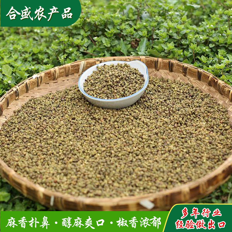 Xuất ra một bình ớt cay từ những hạt tiêu xanh của những nông dân Châu Âu ăn được.