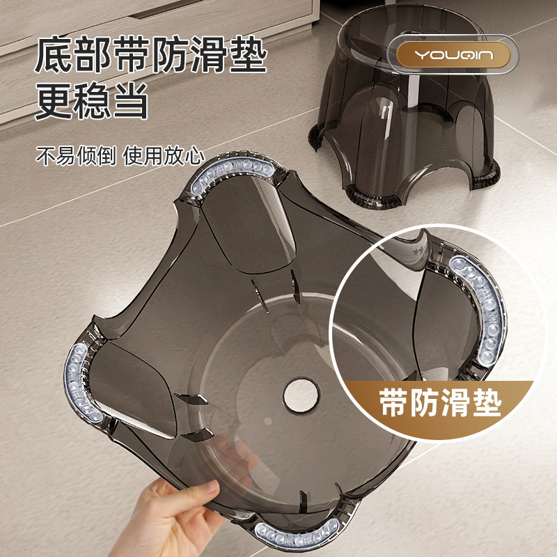 Một cái ghế nhựa nhỏ với một cái ghế nhỏ và một cái ghế nhỏ trong phòng khách có thể được xếp chồng bằng một cái bồn trà cho ghế trẻ em.