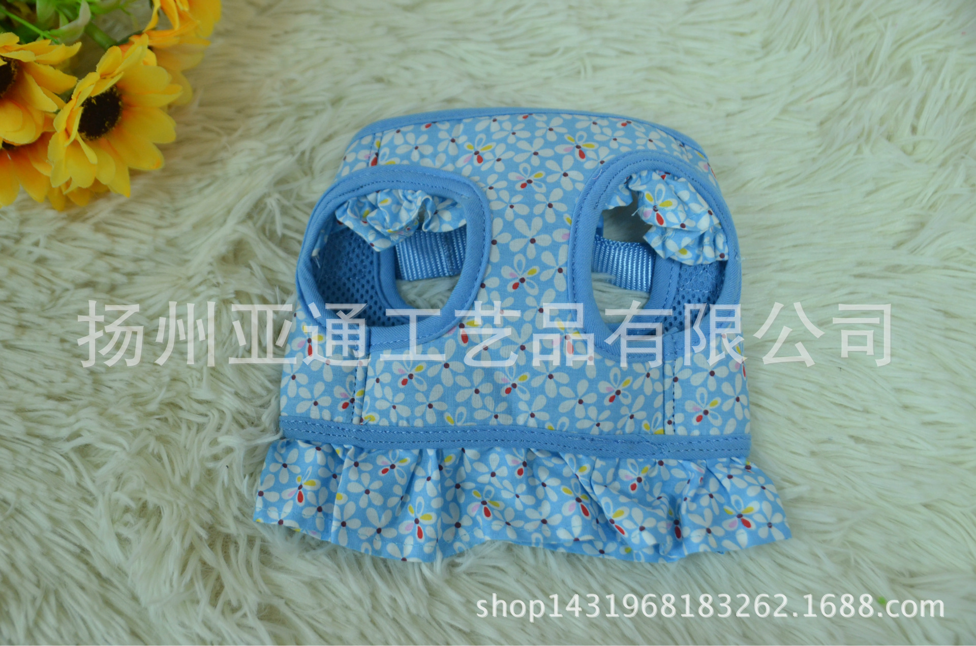 Quần áo cho chó kéo dây thừng, dây chó nối với búp bê cho chó.