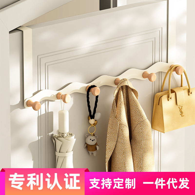 Trói cửa phòng ngủ với một bức tường móc trên cửa