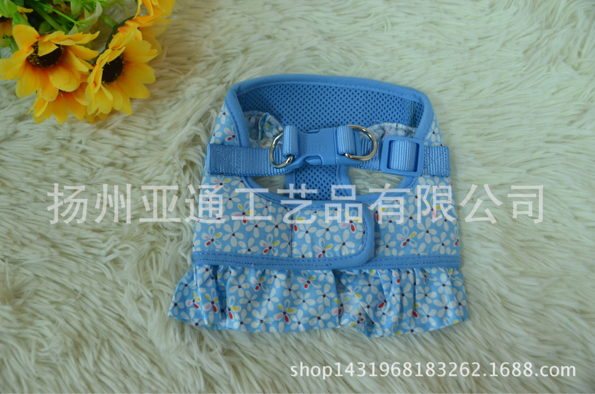 Quần áo cho chó kéo dây thừng, dây chó nối với búp bê cho chó.